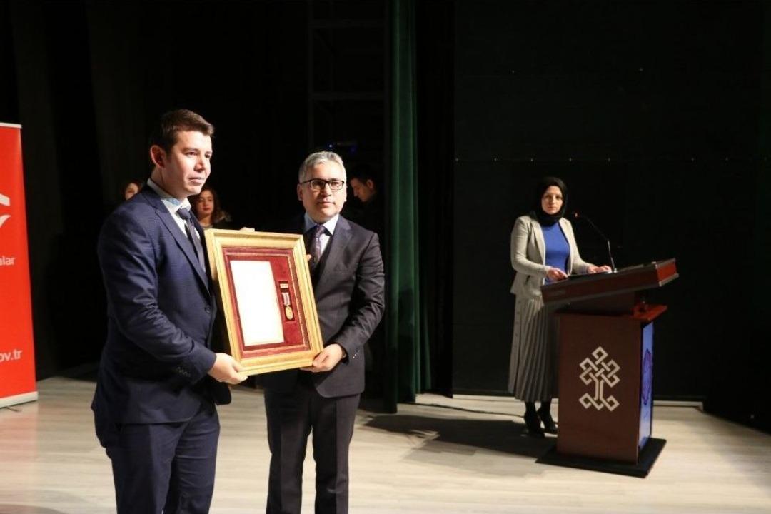 Niğde&rsquo;de Şehit Ailelerine Ve Gazilere Devlet &Ouml;v&uuml;n&ccedil; Madalyası Verildi