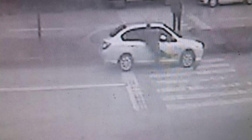 Yolun Karşısına Ge&ccedil;erken Otomobil &Ccedil;arptı