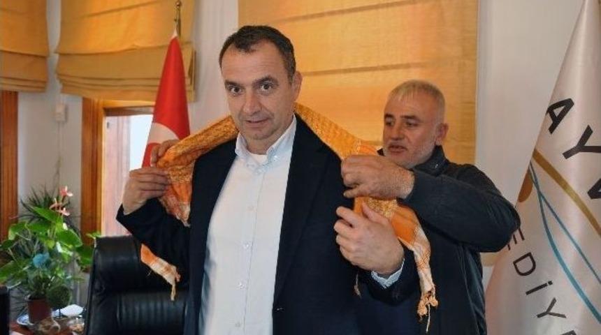 Başkan Gen&ccedil;er&rsquo;e Deveci Poşusu Hediye Ettiler