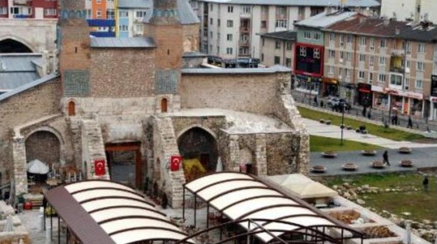 &Ccedil;ifte Minareli Medresede Ka&ccedil;ak Yapilaşma Durduruldu