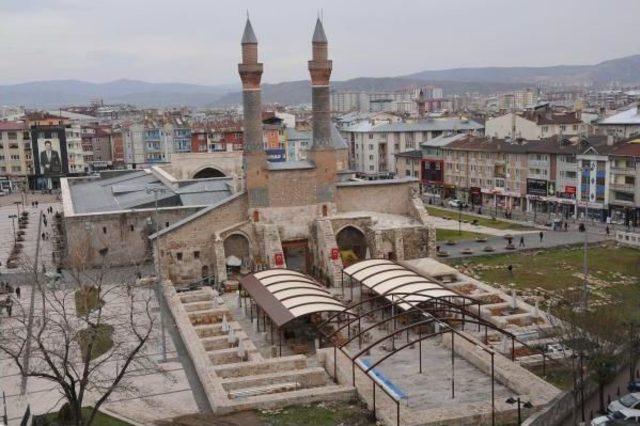 Çifte Minareli Medresede Kaçak Yapilaşma Durduruldu