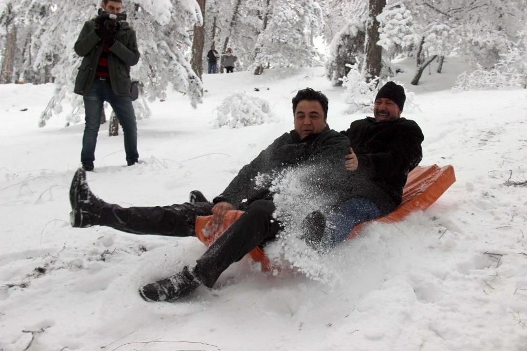 Yozgat&rsquo;ta Gazeteciler Kızak Kayarak Stres Attı
