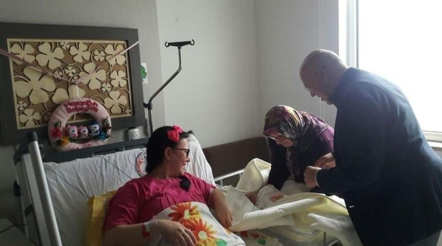 &lsquo;hoş Geldin Bebek&rsquo; Projesinde 10 Bininci Paketi Başkan Eşkinat Verdi