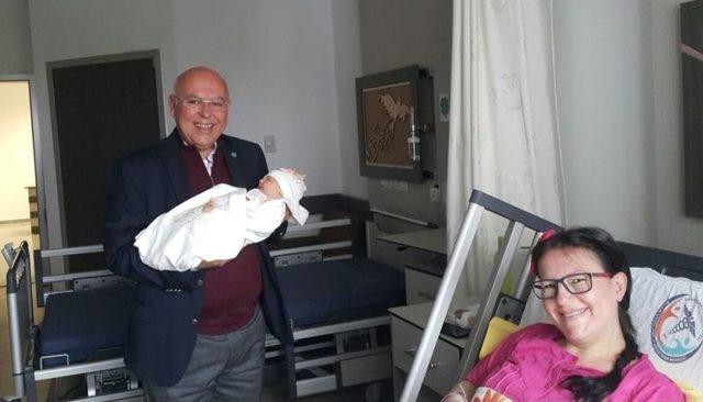 ‘hoş Geldin Bebek’ Projesinde 10 Bininci Paketi Başkan Eşkinat Verdi