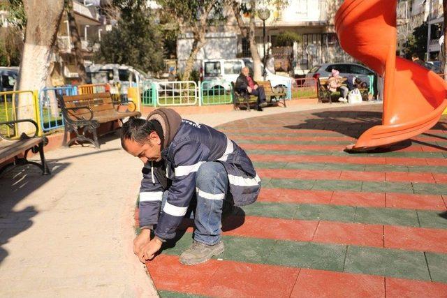 Kuşadası’nda Çocuk Oyun Alanlarına Kauçuk Zemin