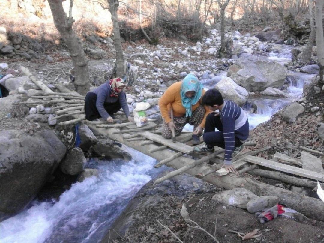Okula Giden &Ccedil;ocukları Suya D&uuml;şmesin Diye Tahtadan K&ouml;pr&uuml; Yaptılar