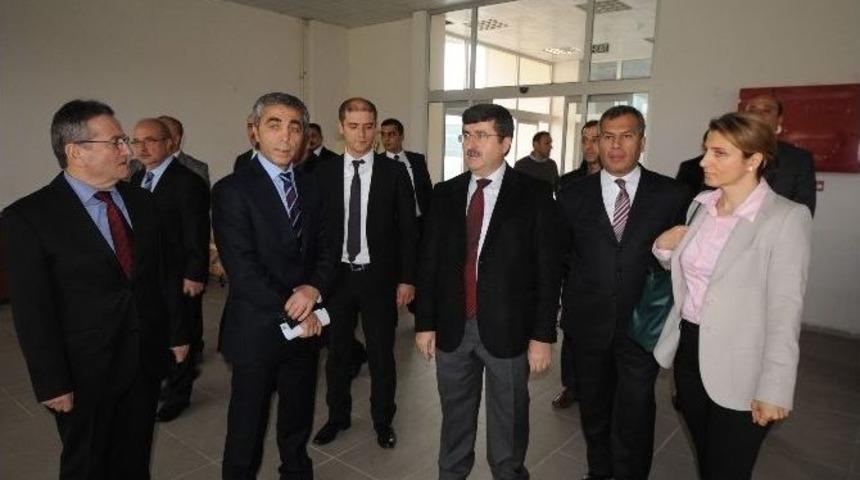 Vali &Ouml;z, Trabzon&rsquo;da Spor Tesislerinde İncelemelerde Bulundu