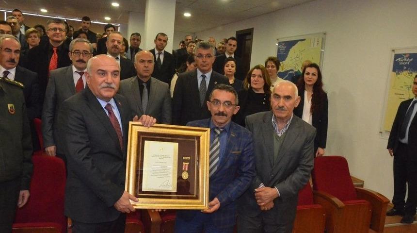 15 Temmuz Gazisine Devlet &Ouml;v&uuml;n&ccedil; Madalyası