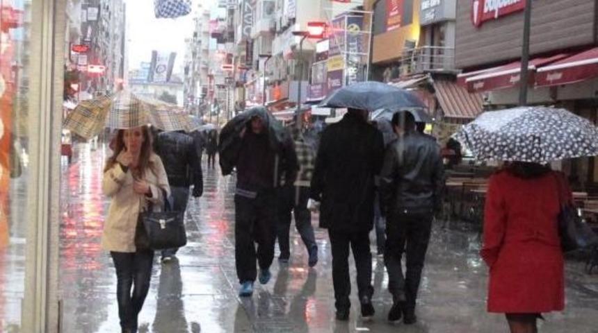 İzmir'de Yağmur Etkili Oldu