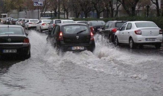 İzmir'de Yağmur Etkili Oldu