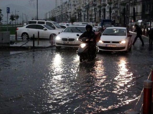 İzmir'de Yağmur Etkili Oldu