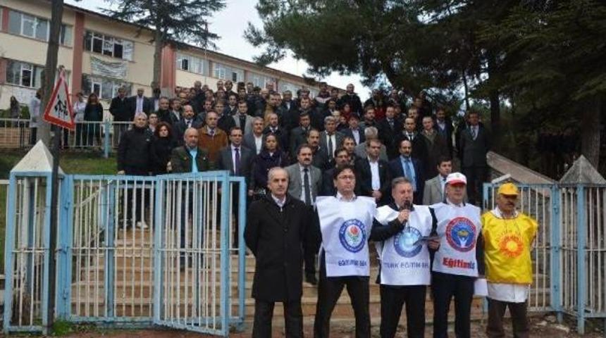 &Ouml;ğretmenin &Ouml;ğrenciler Tarafindan D&ouml;v&uuml;lmesine Tepki