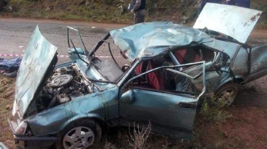 Otomobil Virajda Takla Atti: 2 &Ouml;l&uuml; 3 Yarali
