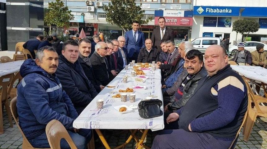 Salihli&rsquo;de Mehmet&ccedil;ik İ&ccedil;in Lokma Dağıttılar