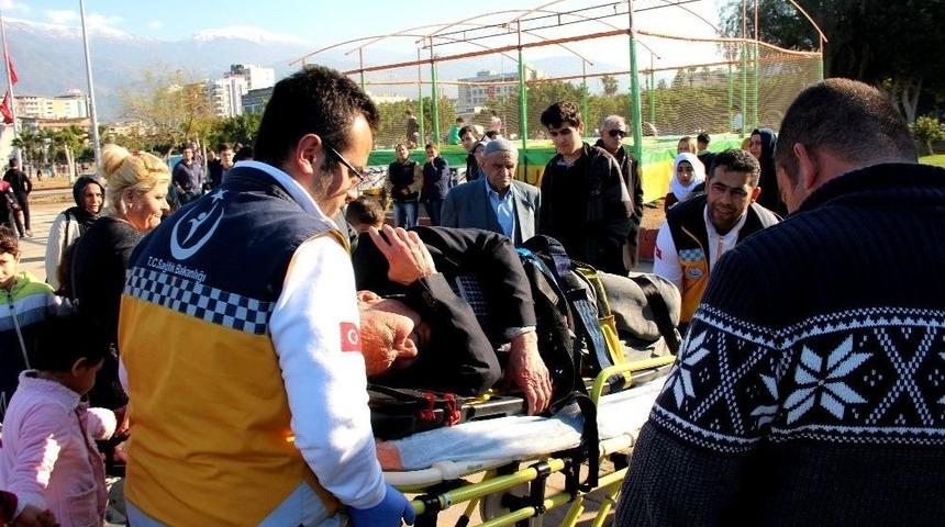 Sahilde Y&uuml;r&uuml;rken D&uuml;ş&uuml;p Kaburgasını Kırdı