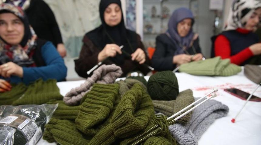 Tokatlı Kadınlardan Mehmetçiğe Anne İşi Örgü