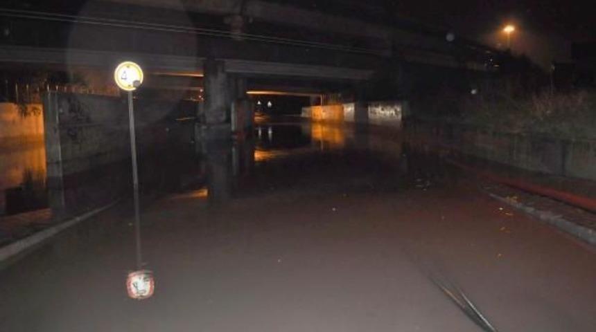 Sağanak Yağmur Nedeniyle Algeçiti Su Basti