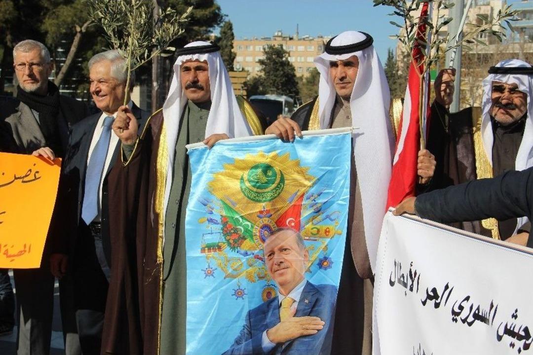 Suriyeliler Ellerinde Zeytin Dallarıyla Harekata Destek Verdi