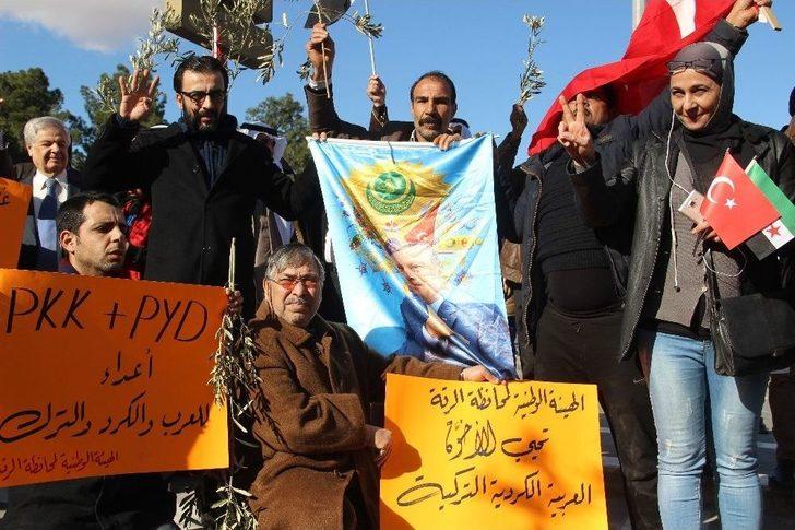 Suriyeliler Ellerinde Zeytin Dallarıyla Harekata Destek Verdi G1