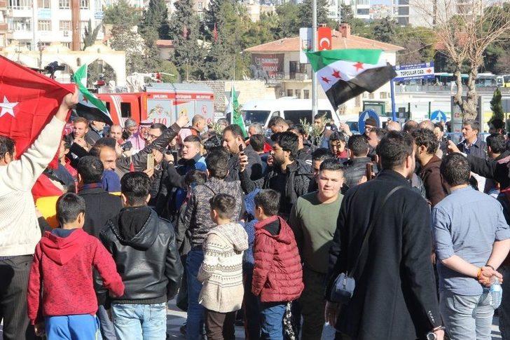 Suriyeliler Ellerinde Zeytin Dallarıyla Harekata Destek Verdi G3