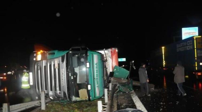 Dorsede Tepişen İnekler, Tir'a Kaza Yaptirdi