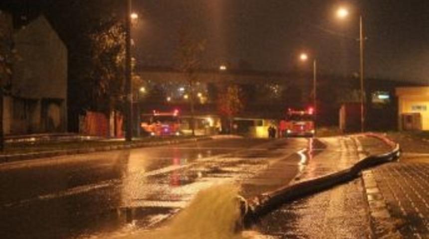 İzmir&rsquo;de Sağanak Yağış Hayatı Olumsuz Etkiledi