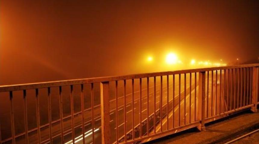 İstanbul'da Gece Sis Etkili Oldu