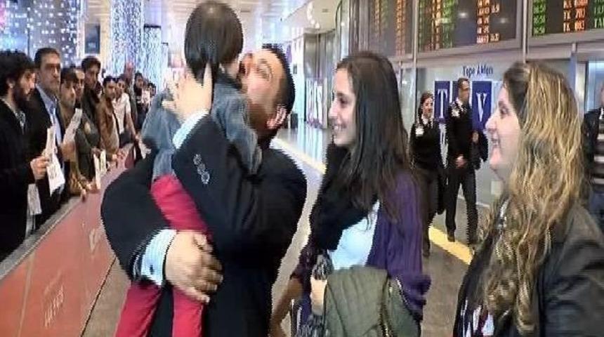 İsrail'de G&ouml;zaltinda Tutulan Ahmet Abusalih Yurda D&ouml;nd&uuml;