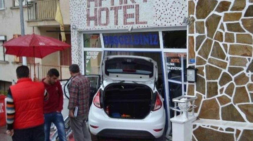 Yoldan &Ccedil;ıkan Otomobil, Otelin Resepsiyonuna Girdi