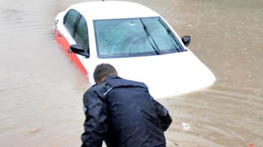Antalya'da Şiddetli Yağiş Yaşami Fel&ccedil; Etti, Okullar Tatil (2)