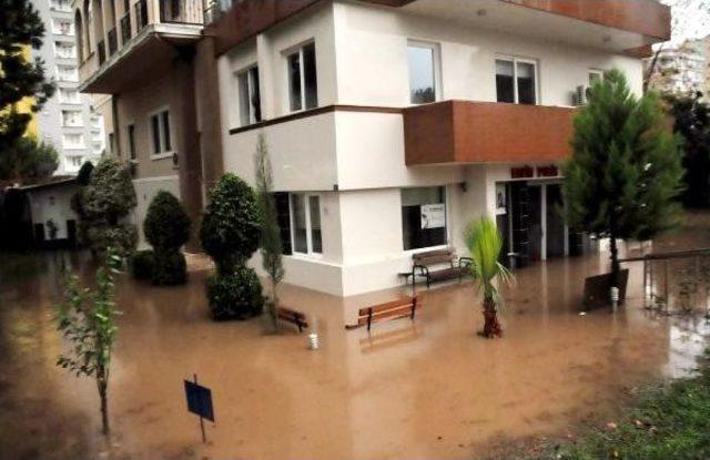 Antalya'da Şiddetli Yağiş Yaşami Felç Etti, Okullar Tatil (2)