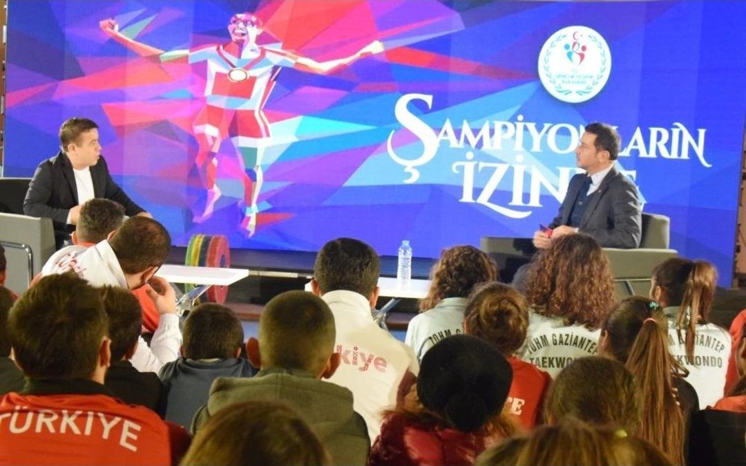 Eski Halter Şampiyonu Halil Mutlu Gen&ccedil;lerle Buluştu