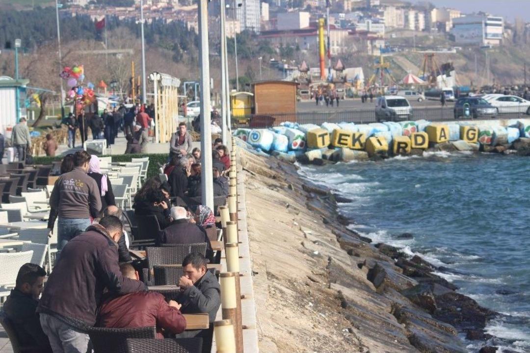 Tekirdağlılar G&uuml;neşin Keyfini &Ccedil;ıkartıyor