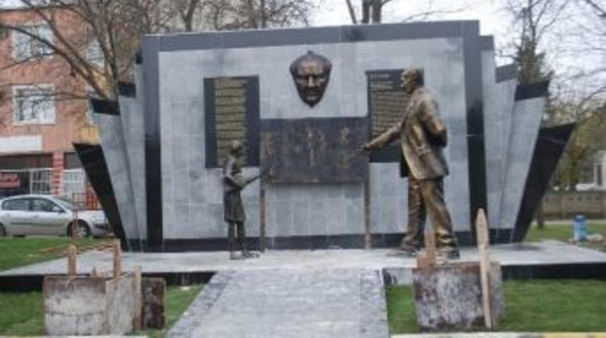 &Ccedil;erkezk&ouml;y&rsquo;de Atat&uuml;rk Anıtı Yenileme &Ccedil;alışmaları Devam Ediyor
