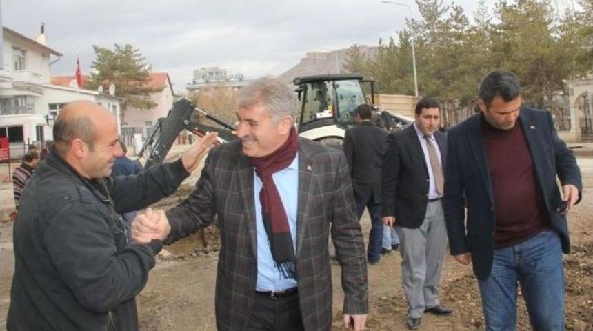 Başkan Memiş, Halk Pazarında İncelemelerde Bulundu