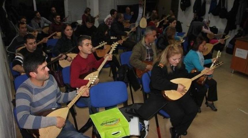 Saz Kursuna Bir Yılda 300 Kursiyer Başvurdu