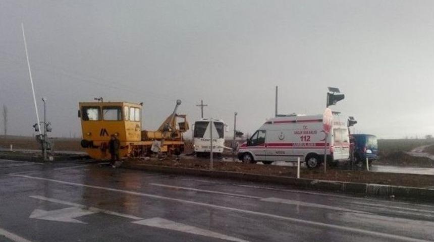 Otob&uuml;s, Tren Yolu Bakım Aracına &Ccedil;arptı: 9 Yaralı