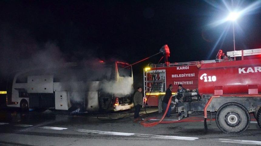 Seyir Halindeki Yolcu Otob&uuml;s&uuml; Yandı