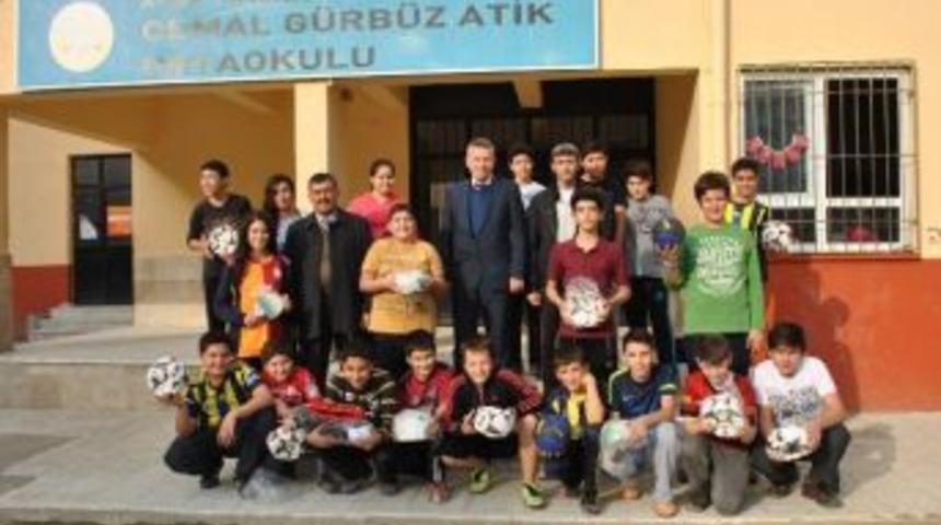 İncirliova Belediyesi&rsquo;nden &Ouml;ğrencilere Spor Yardımı