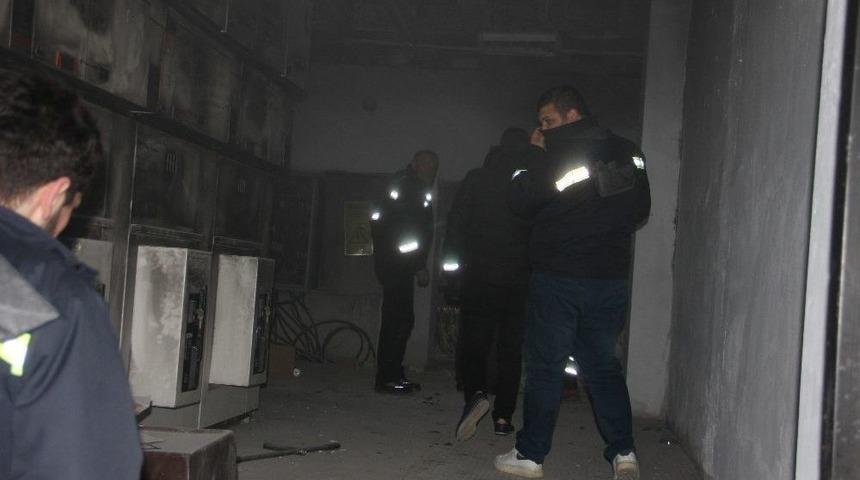 Trafo Patladı, Mahalle Karanlığa B&uuml;r&uuml;nd&uuml;