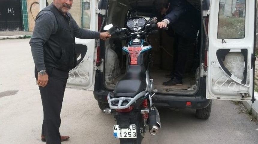 Kamyonetle &Ccedil;arpışan Motosiklet S&uuml;r&uuml;c&uuml;s&uuml; Gen&ccedil; &Ouml;ld&uuml;