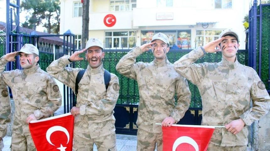 Kamuflaj Giyen Gen&ccedil;ler Afrin&rsquo;de Ter&ouml;rist Avlamak İstiyor