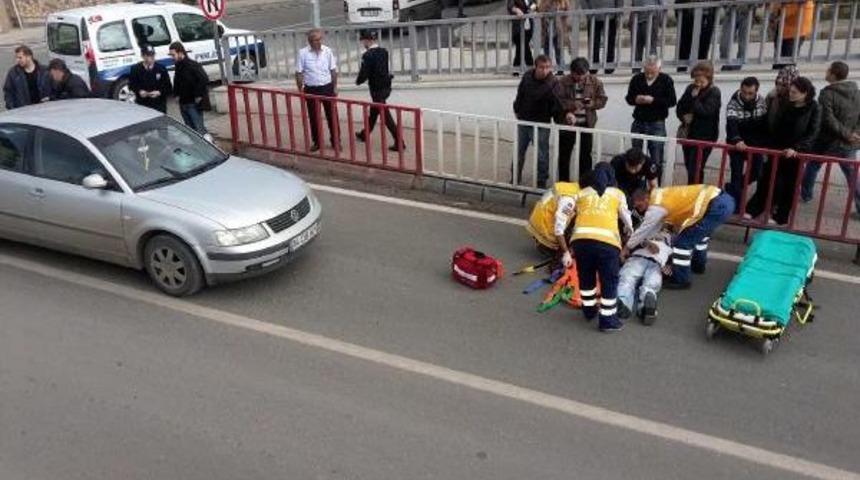 Yolun Karşısına Ge&ccedil;erken Otomobil &Ccedil;arptı