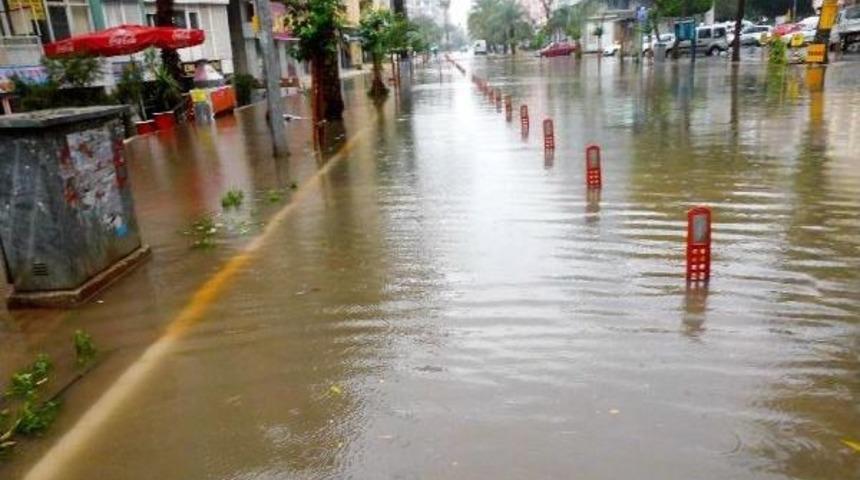 Antalya'da Şiddetli Yağış Yaşamı Fel&ccedil; Etti, Okullar Tatil (4) - Yeniden