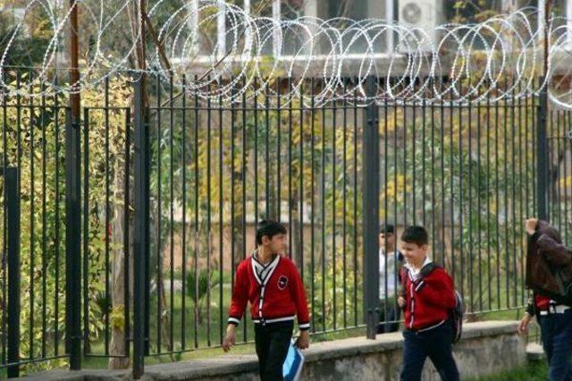 Silopi'de Göstericilerin İki Kez Yaktığı Okulda Eğitim Yeniden Başladı