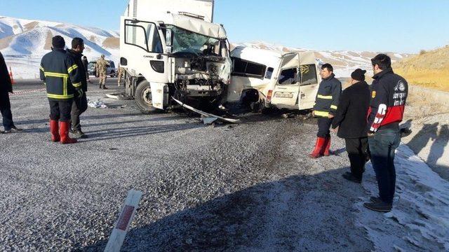 Van’da Trafik Kazası: 8 Ölü, 2 Yaralı