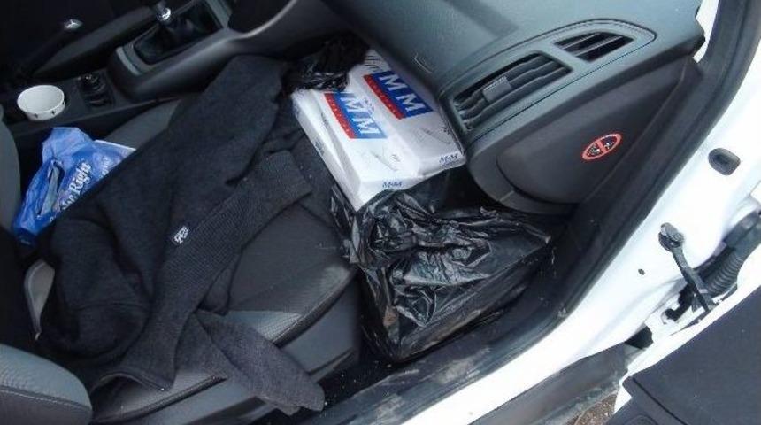 Otomobilden Ka&ccedil;ak Sigara &Ccedil;ıktı