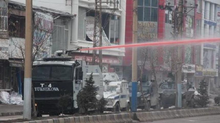 Yüksekova'da Polise Taşlı Saldırı