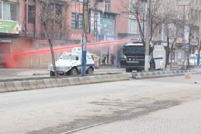 Yüksekova'da Polise Taşlı Saldırı