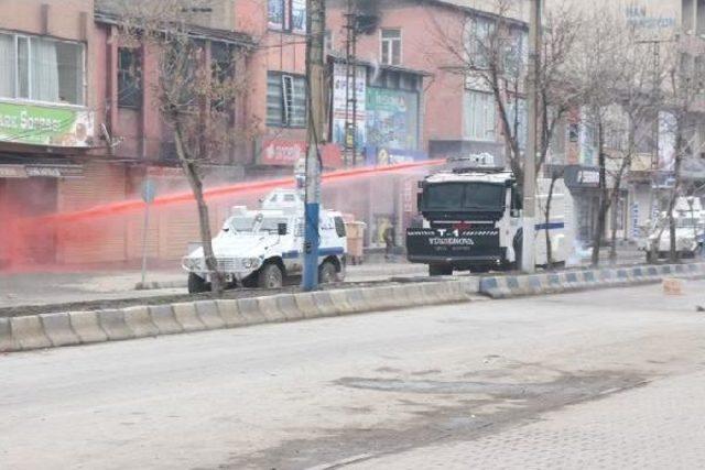 Yüksekova'da Polise Taşlı Saldırı